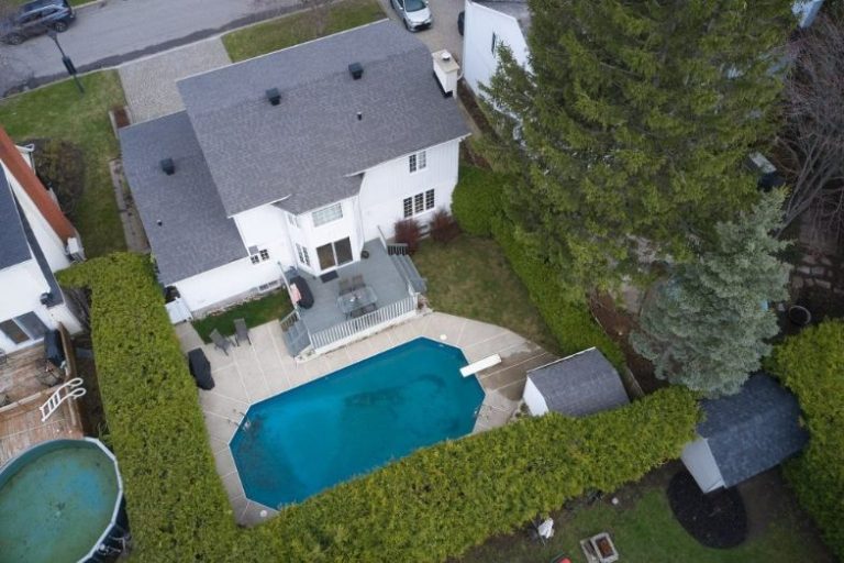 maison propriété cours arriere piscine photo aérienne