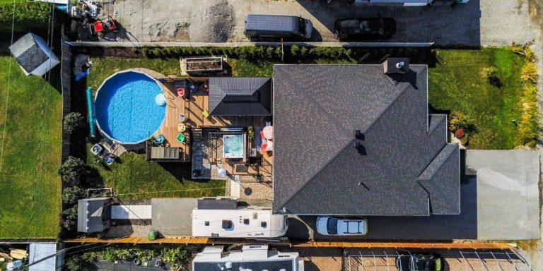 vue aérienne maison avec jacuzzi et piscine